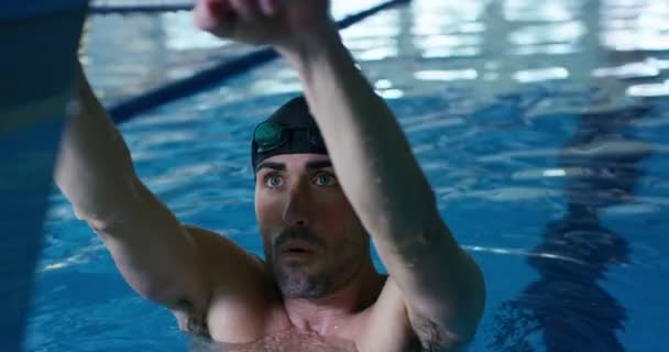 Експертне Плавання Тренується Басейні Перед Гонкою Плавання Тримає Собі Одним — стокове відео