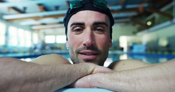 Nadador Experto Entrena Piscina Antes Una Carrera Natación Mantiene Forma — Vídeos de Stock