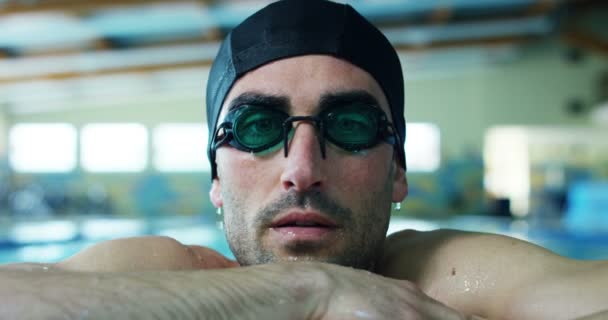 Nadador Experto Entrena Piscina Antes Una Carrera Natación Mantiene Forma — Vídeos de Stock