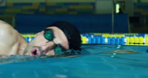 Plavec Vlaky Bazénu Před Závodem Plavání Udržuje Fit Jedním Sportů — Stock video