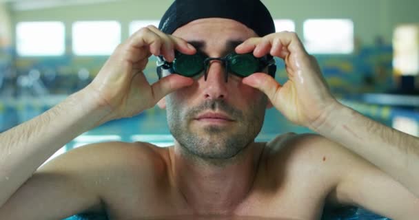 Esperto Nuotatore Allena Piscina Prima Una Gara Nuoto Tiene Forma — Video Stock