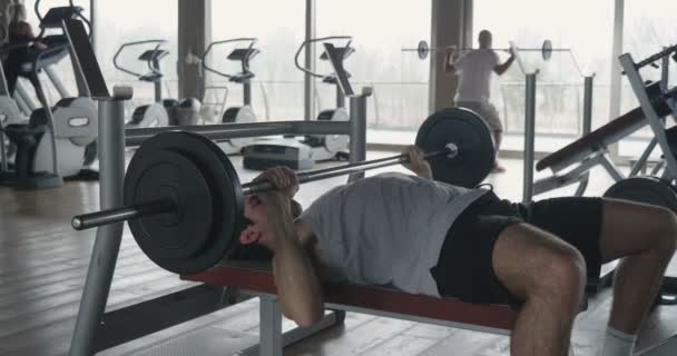 Bar Överkropp Kille Gymmet Tränar Sin Kropp Att Hålla Formen — Stockvideo