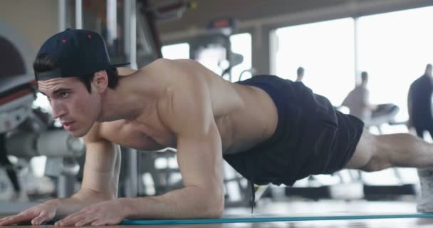 ジムで上半身裸の男は 彼の体の健康を維持し 筋肉を定義して列車します 競技者は 重い重量と疲労を発生させます スポーツ フィットネス — ストック動画