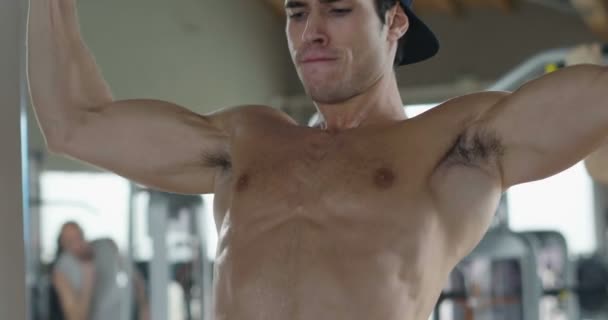 Cara Sem Camisa Ginásio Treina Seu Corpo Para Ficar Forma — Vídeo de Stock