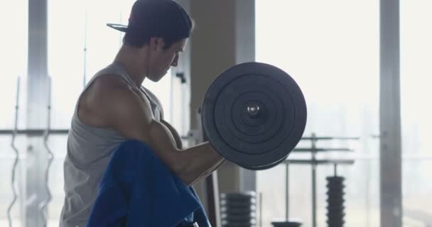 Tipo Sin Camisa Gimnasio Entrena Cuerpo Para Mantenerse Forma Han — Vídeos de Stock