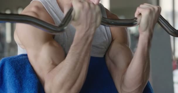 Tipo Sin Camisa Gimnasio Entrena Cuerpo Para Mantenerse Forma Han — Vídeo de stock