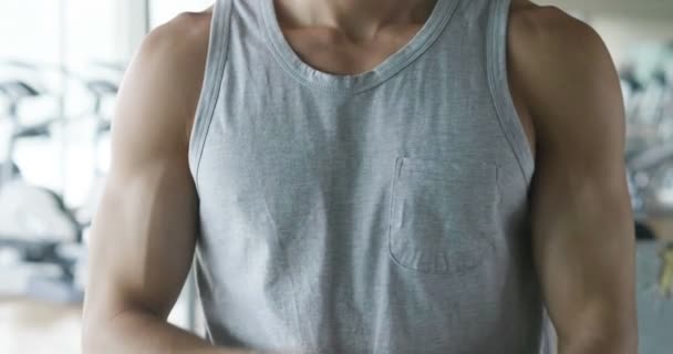 Μια Shirtless Τύπος Στο Γυμναστήριο Εκπαιδεύει Σώμα Του Μείνετε Φόρμα — Αρχείο Βίντεο