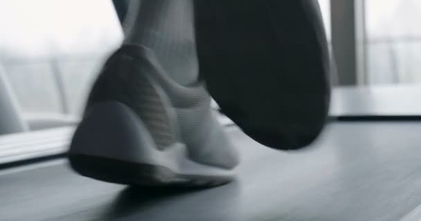 Cámara Lenta Vídeo Recortado Vídeo Hombre Corriendo Cinta Correr Zapatos — Vídeo de stock
