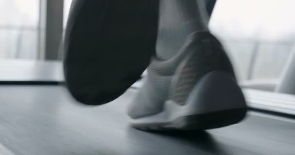 Cámara Lenta Vídeo Recortado Vídeo Hombre Corriendo Cinta Correr Zapatos — Vídeo de stock