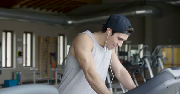 Video Stilig Kaukasiska Muskulös Man Gym Tränar Stillastående Cykel — Stockvideo