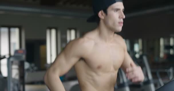 Vídeo Del Hombre Musculoso Sin Camisa Corriendo Cinta Correr Gimnasio — Vídeo de stock