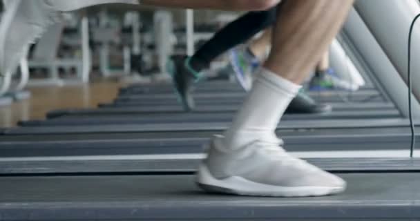 Βίντεο Αργής Κίνησης Του Τρέξιμο Ατόμων Διαδρόμους Στο Γυμναστήριο — Αρχείο Βίντεο