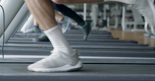在健身房跑步机上跑步的慢动作视频 — 图库视频影像