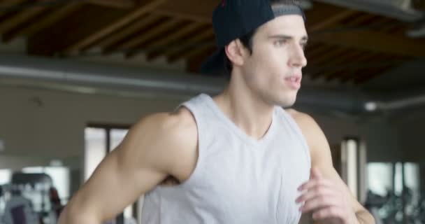 Slow Motion Vídeo Muscular Man Running Treadmill Gym — Vídeo de Stock