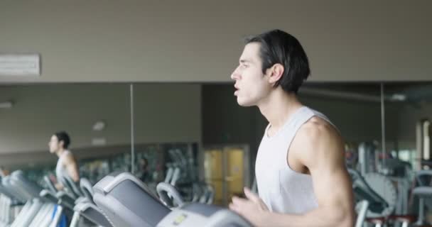 Cámara Lenta Vídeo Del Hombre Corriendo Cinta Correr Gimnasio — Vídeos de Stock