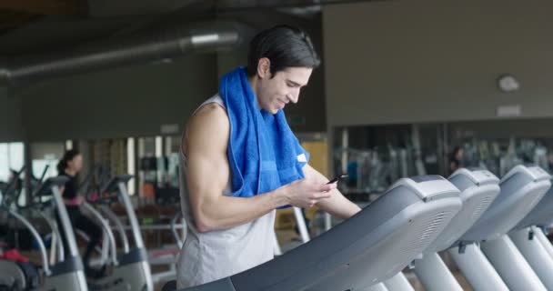 Slow Motion Video Caucasian Man Treadmill Blue Towel Shoulders Using — Stock Video