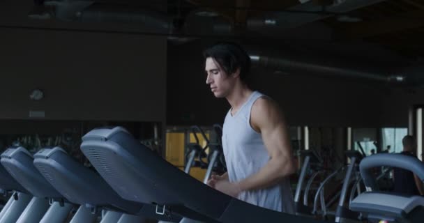 Spor Salonunda Treadmill Sportif Çalışan Adam Ağır Çekim Video — Stok video