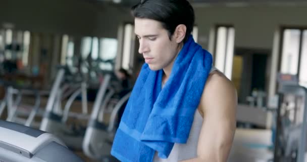 Ralenti Vidéo Bel Homme Courir Sur Tapis Roulant Avec Serviette — Video