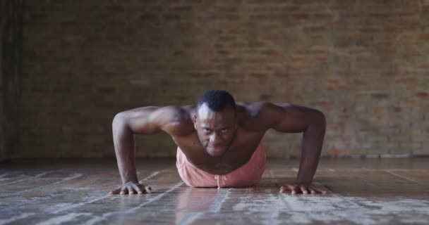 Vídeo Bonito Shirtless Muscular Boxeador Homem Africano Olhando Para Câmera — Vídeo de Stock