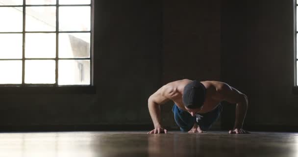 Slow Motion Video Van Shirtless Gespierde Man Opleiding Doen Push — Stockvideo