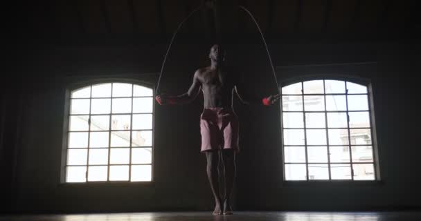 Video Tricou Musculare African Practicarea Sari Frânghie Lent Mișcare Sărituri — Videoclip de stoc