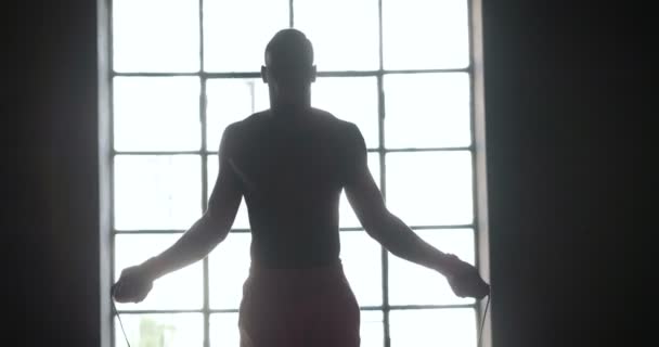 Відео Сорочки Язистий Африканський Чоловік Тренується Стрибковій Мотузці Повільний Стрибок — стокове відео