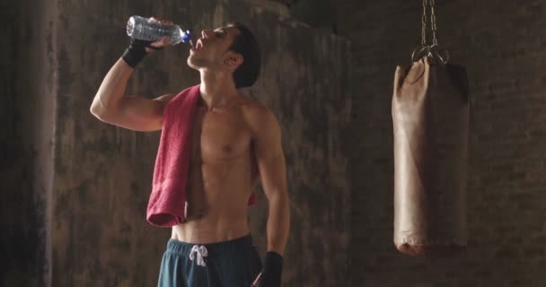 Zeitlupenvideo Eines Sportlers Der Boxsack Steht Und Wasser Aus Der — Stockvideo