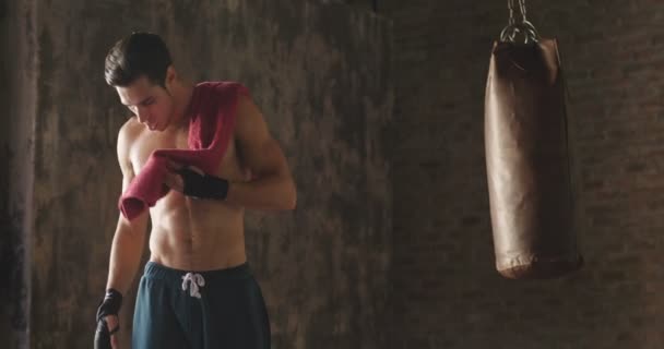 Zpomalené Video Pocení Kavkazských Muž Stojící Boxovací Pytel Čištění Obličeje — Stock video