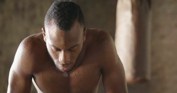 発汗のスロー モーション ビデオ疲れてハンサムな上半身裸筋肉ボクサー アフリカ人 — ストック動画