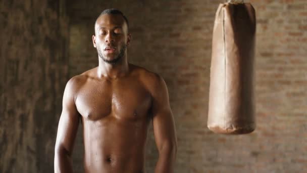 Slow Motion Vídeo Tired Shirtless Muscular Boxer Homem Africano Olhando — Vídeo de Stock