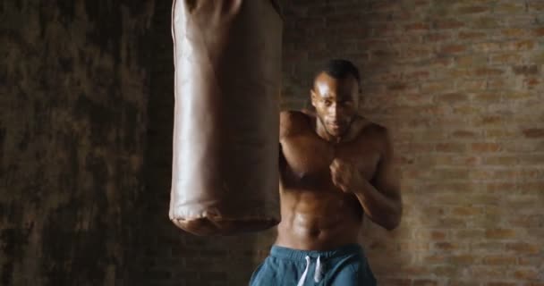 zpomalené video hezký shirtless svalnatý boxer africkými muže boxovací pytel 