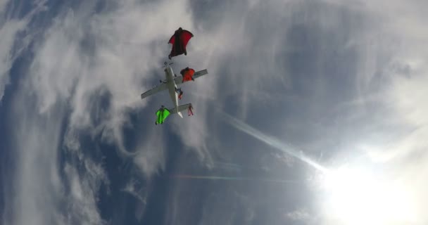 Homens Com Terno Batem Fora Avião Vazio Voam Céu Azul — Vídeo de Stock