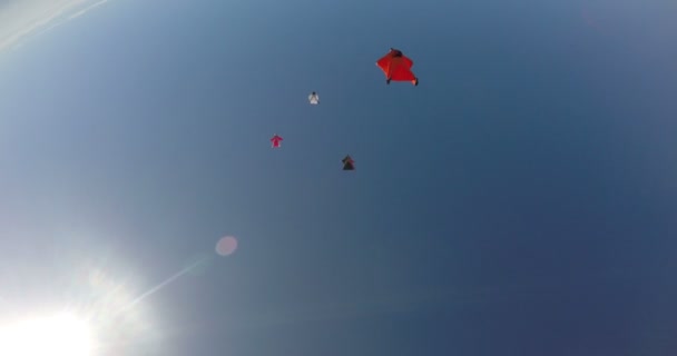 Homens Com Terno Batem Fora Avião Vazio Voam Céu Azul — Vídeo de Stock