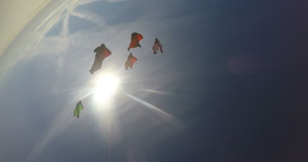 Мужчины Шерстяном Костюме Выбиваются Самолета Пустоте Летают Голубом Небе Заднем — стоковое видео