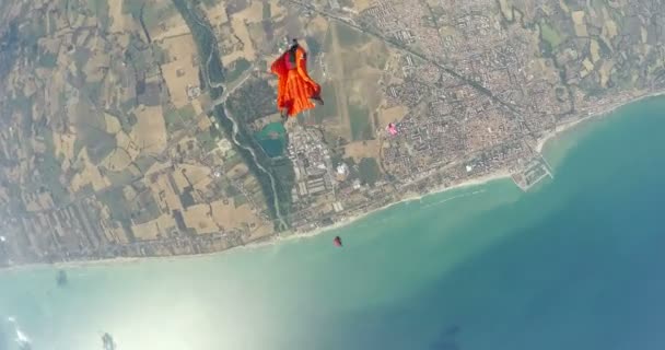 Mannen Met Een Wollen Kostuum Kloppen Uit Een Vliegtuig Leegte — Stockvideo