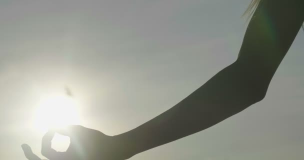 Frau Beim Yoga Freien Abgeschnittenes Video Von Hand Und Sonnenschein — Stockvideo