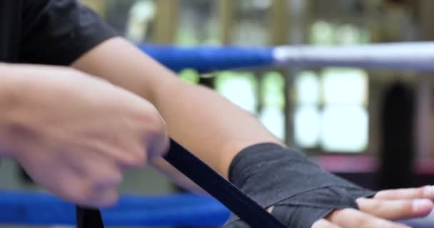 Профессиональный Боксер Борется Тренируется Боксерские Перчатки Техника Удара Стойка Защита — стоковое видео