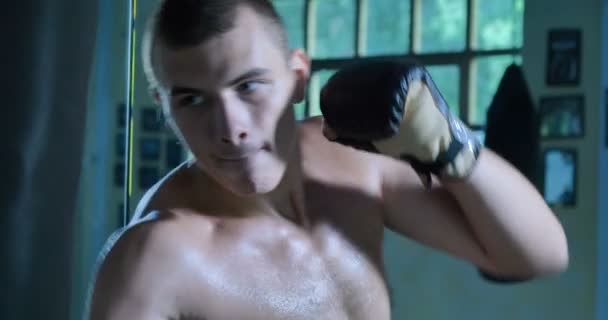 Dia Ginásio Boxe Boxeador Profissional Está Lutando Treinando Luvas Boxe — Vídeo de Stock