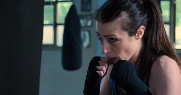 Vídeo Mujer Caucásica Boxeo Saco Boxeo Video Cámara Lenta — Vídeos de Stock