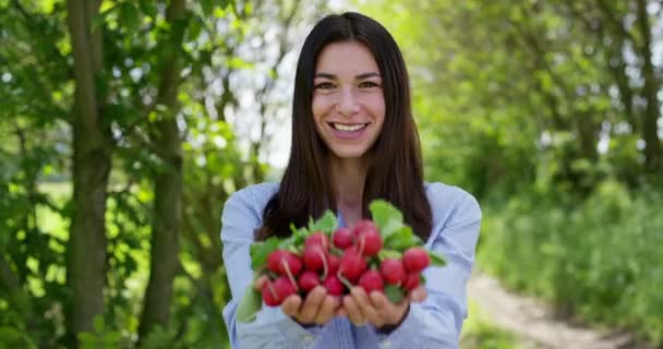 大根作物を示す農家の女性のスローモーションビデオ — ストック動画