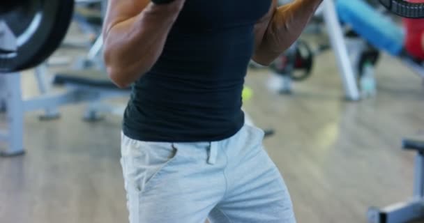 Culturista Guy Gimnasio Trabaja Con Una Barra Press Banca Mejorar — Vídeo de stock