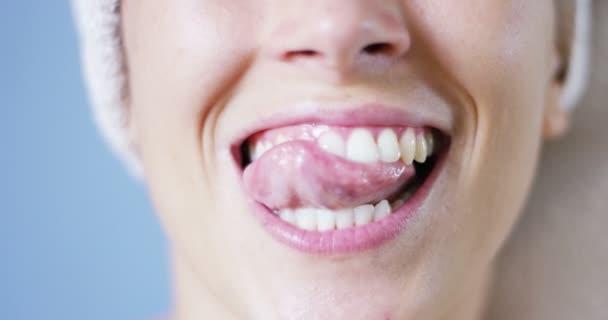 Una Chica Mañana Después Cepillarme Los Dientes Con Cepillo Dientes — Vídeo de stock