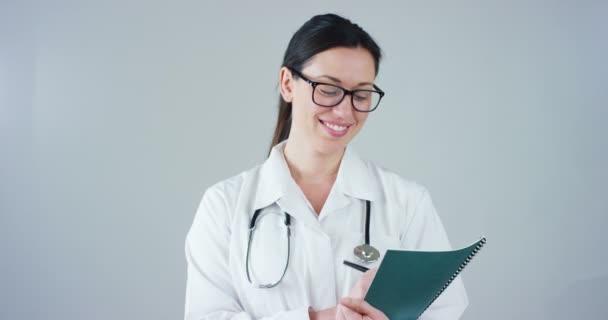 Video Woman Physician Doctor White Coat Stethoscope Writing Folder — Stock Video