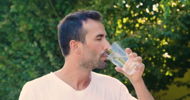 一个男人展示他的饮食丰富的维生素和饮食 真正的果汁和沙拉 对身体有好处 健康饮料 维生素 正常生活 — 图库视频影像