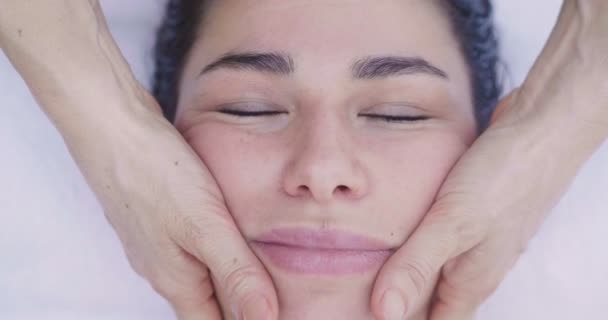 Close Rosto Uma Mulher Bonita Que Recebe Seu Rosto Massageado — Vídeo de Stock