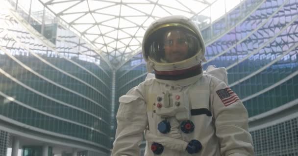 Retrato Astronauta Que Acaba Aterrizar Caminar Por Primera Vez Ciudad — Vídeos de Stock