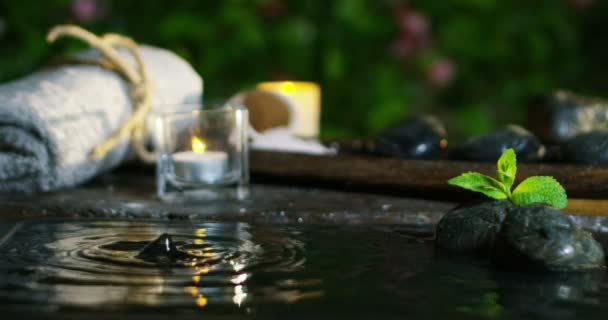 美丽的水和蜡烛水疗和健康组成拍摄在极端缓慢的运动 放松和冥想的概念 — 图库视频影像