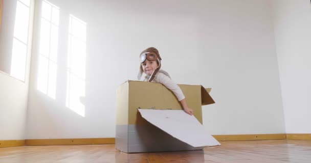 Video Lindo Niño Vestido Como Piloto Jugando Con Avión Papel — Vídeos de Stock