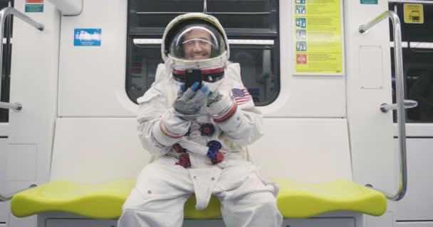 Ένας Άντρας Ντυμένος Αστροναύτης Χρησιμοποιεί Smartphone Καλέσετε Και Στείλετε Μηνύματα — Αρχείο Βίντεο