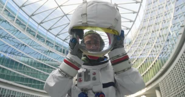 Ritratto Astronauta Appena Atterrato Camminare Prima Volta Città Guarda Intorno — Video Stock